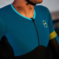 Pánská kombinéza Zone3 AEROFORCE SHORT SLEEVE NANO TRISUIT - BLACK/ BLUE/ YELLOW