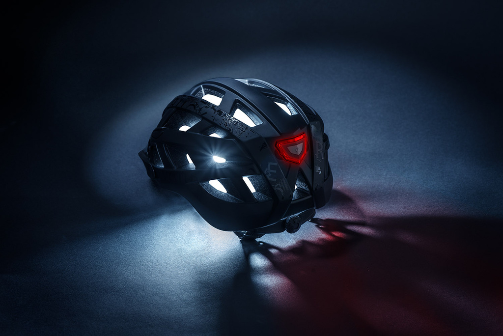 CYKLISTICKÁ HELMA R2 LUMEN ATH18A